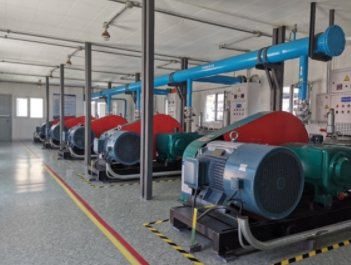 Skid-mounted pump house