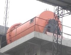 Self-grinding sand making machine